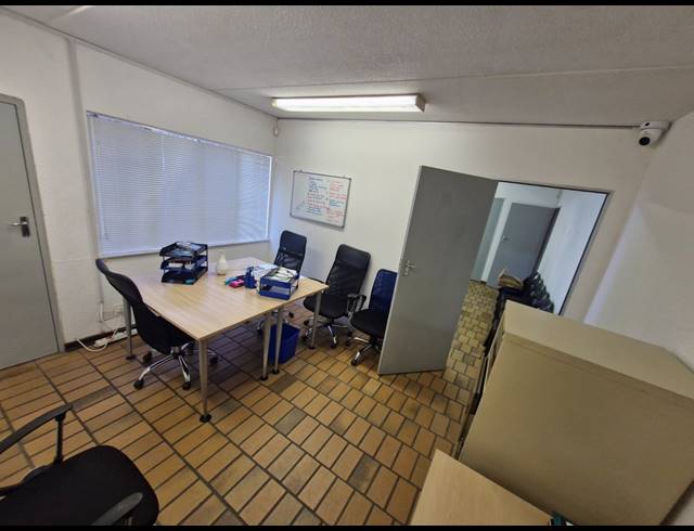 407M² WAREHOUSE TO LET IN JET PARK